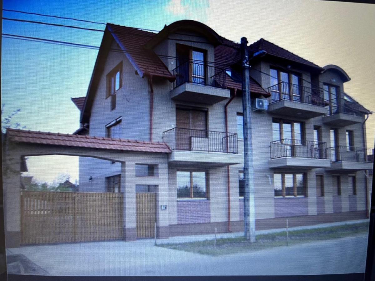 Brookforest Family Apartman ไฮจ์ดุสโซบอสโล ภายนอก รูปภาพ