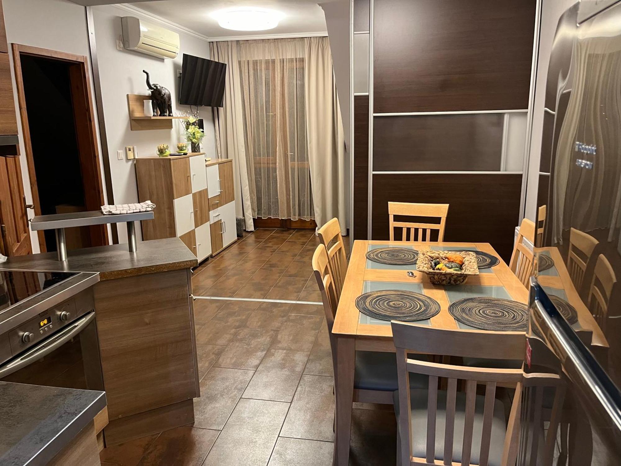 Brookforest Family Apartman ไฮจ์ดุสโซบอสโล ภายนอก รูปภาพ